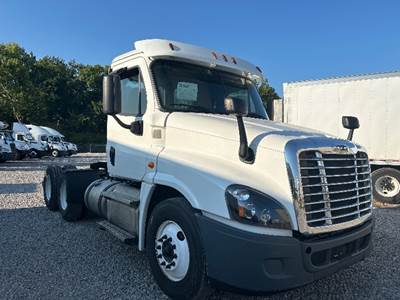 Freightliner Cascadia 125 Day Cab Truck - 455HP, 12 Speed Automatic