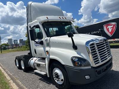 Freightliner Cascadia 125 Day Cab Truck - 435HP, 12 Speed Automatic