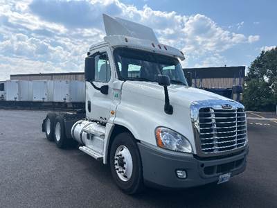 Freightliner Cascadia 125 Day Cab Truck - 435HP, 12 Speed Automatic