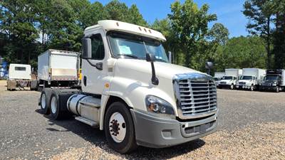 Freightliner Cascadia 125 Day Cab Truck - 450HP, 12 Speed Automatic