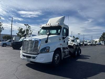 Freightliner Cascadia 125 Day Cab Truck - 435HP, 12 Speed Automatic