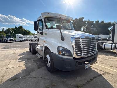 Freightliner Cascadia 125 Day Cab Truck - 455HP, 12 Speed Automatic