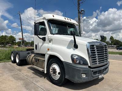 Freightliner Cascadia 125 Day Cab Truck - 455HP, 10 Speed Manual