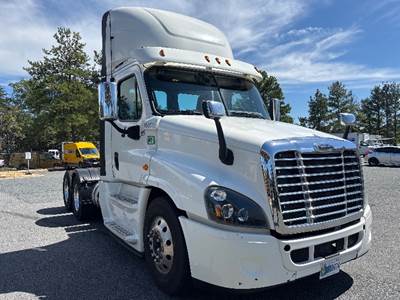 Freightliner Cascadia 125 Day Cab Truck - 455HP, 10 Speed Automatic