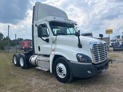 Freightliner Cascadia 125 Day Cab Truck - 435HP, 10 Speed Manual