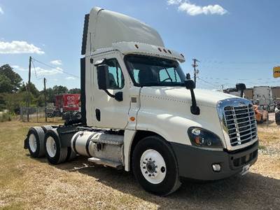 Freightliner Cascadia 125 Day Cab Truck - 435HP, 10 Speed Manual
