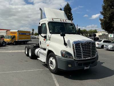 Freightliner Cascadia 125 Day Cab Truck - 435HP, 10 Speed Manual