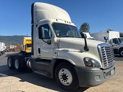 Freightliner Cascadia 125 Day Cab Truck - 455HP, 10 Speed Manual