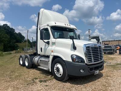 Freightliner Cascadia 125 Day Cab Truck - 435HP, 10 Speed Manual