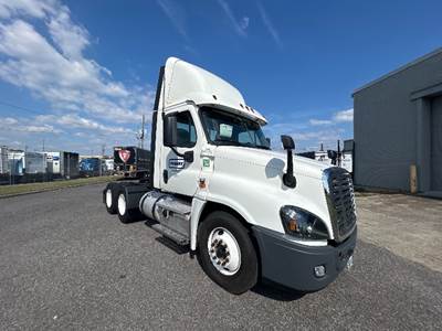 Freightliner Cascadia 125 Day Cab Truck - 435HP, 12 Speed Automatic