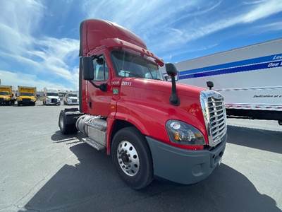 Freightliner Cascadia 125 Single Axle Day Cab Truck - 455HP, 12 Speed Automatic