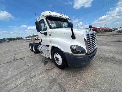 Freightliner Cascadia 125 Day Cab Truck - 435HP, 12 Speed Automatic