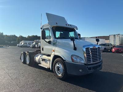 Freightliner Cascadia 125 Day Cab Truck - 455HP, 10 Speed Manual
