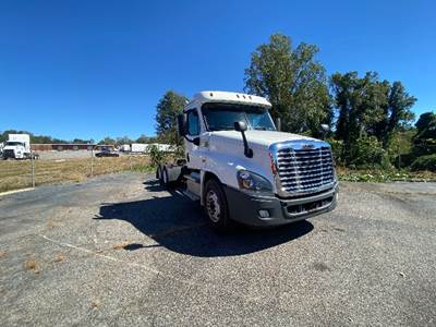 Freightliner Cascadia 125 Day Cab Truck - 455HP, 10 Speed Automatic