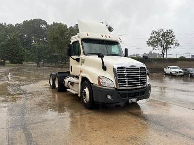 Freightliner Cascadia 125 Day Cab Truck - 455HP, 10 Speed Manual