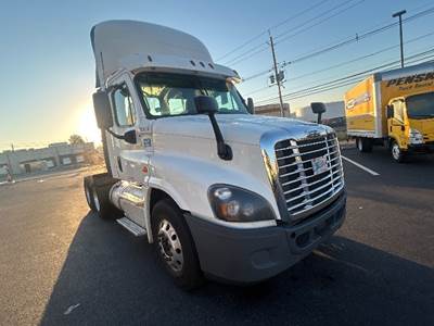 Freightliner Cascadia 125 Day Cab Truck - 455HP, 12 Speed Automatic