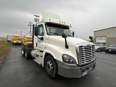 Freightliner Cascadia 125 Day Cab Truck - 450HP, 12 Speed Automatic