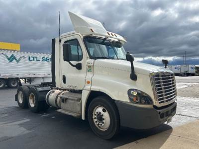 Freightliner Cascadia 125 Day Cab Truck - 435HP, 12 Speed Automatic