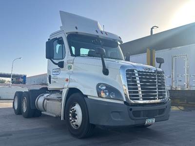 Freightliner Cascadia 125 Day Cab Truck - 450HP, 12 Speed Automatic