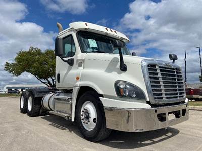 Freightliner Cascadia 125 Day Cab Truck - 435HP, 18 Speed Automatic