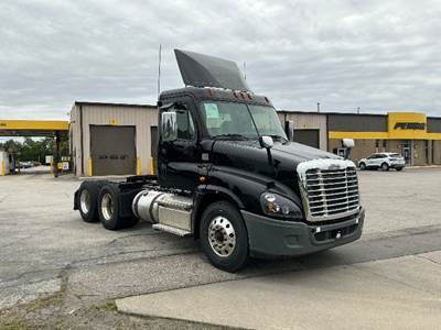 Freightliner Cascadia 125 Day Cab Truck - 455HP, 12 Speed Automatic