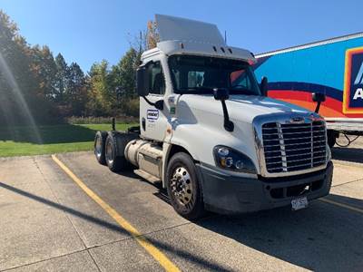 Freightliner Cascadia 125 Day Cab Truck - Cummins 500HP, 10 Speed Manual