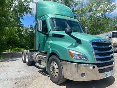Freightliner Cascadia 126 Day Cab Truck - 455HP, 12 Speed Automatic