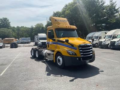 Freightliner T12664ST Day Cab Truck - 435HP, 12 Speed Automatic