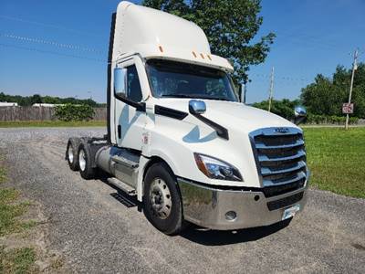 Freightliner Cascadia 126 Day Cab Truck - 450HP, 10 Speed Manual