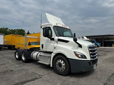 Freightliner Cascadia 126 Day Cab Truck - 435HP, 12 Speed Automatic