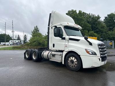 Freightliner Cascadia 126 Day Cab Truck - 435HP, 12 Speed Automatic
