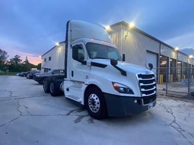 Freightliner Cascadia 126 Day Cab Truck - 455HP, 12 Speed Automatic