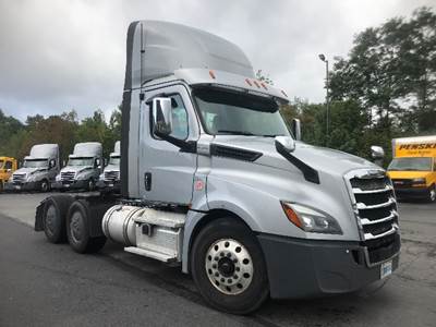 Freightliner Cascadia 126 Day Cab Truck - 455HP, 12 Speed Automatic