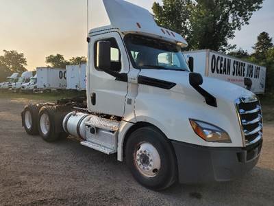 Freightliner Cascadia 126 Day Cab Truck - 435HP, 12 Speed Automatic