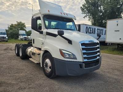 Freightliner Cascadia 126 Day Cab Truck - 435HP, 12 Speed Automatic