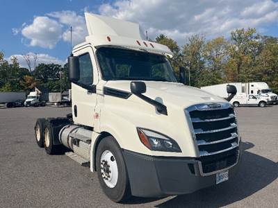 Freightliner Cascadia 126 Day Cab Truck - 435HP, 12 Speed Automatic