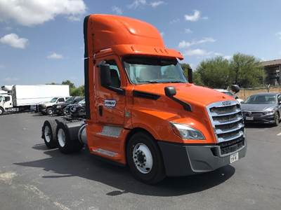 Freightliner T12664ST Day Cab Truck - 400HP, 12 Speed Automatic