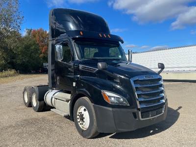 Freightliner Cascadia 126 Day Cab Truck - 455HP, 12 Speed Automatic