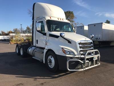 Freightliner Cascadia 126 Day Cab Truck - 455HP, 12 Speed Automatic