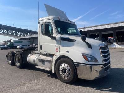 Freightliner Cascadia 126 Day Cab Truck - 450HP, 12 Speed Automatic