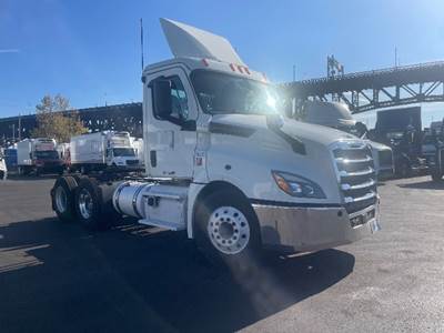 Freightliner Cascadia 126 Day Cab Truck - 450HP, 12 Speed Automatic