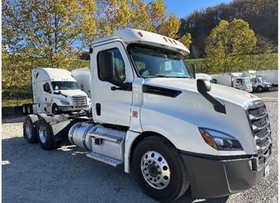 Freightliner Cascadia 126 Day Cab Truck - 455HP, 10 Speed Manual