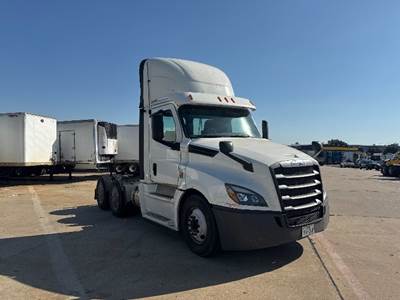 Freightliner Cascadia 126 Day Cab Truck - 455HP, 12 Speed Automatic