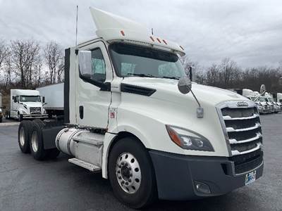 Freightliner Cascadia 126 Day Cab Truck - 475HP, 10 Speed Manual