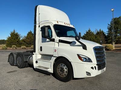 Freightliner Cascadia 126 Day Cab Truck - 455HP, 12 Speed Automatic