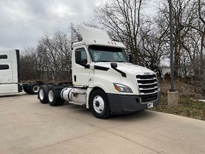 Freightliner Cascadia 126 Day Cab Truck - 435HP, 12 Speed Automatic