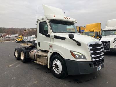 Freightliner Cascadia 126 Day Cab Truck - 435HP, 12 Speed Automatic