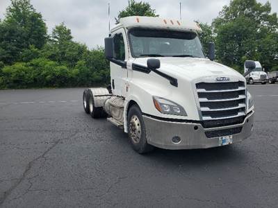 Freightliner Cascadia 126 Day Cab Truck - 455HP, 10 Speed Manual