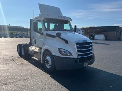 Freightliner T12664ST Day Cab Truck - 435HP, 12 Speed Automatic