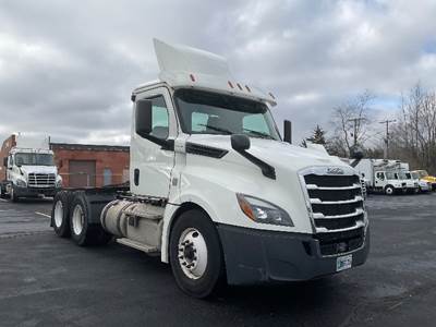Freightliner Cascadia 126 Day Cab Truck - 435HP, 12 Speed Automatic